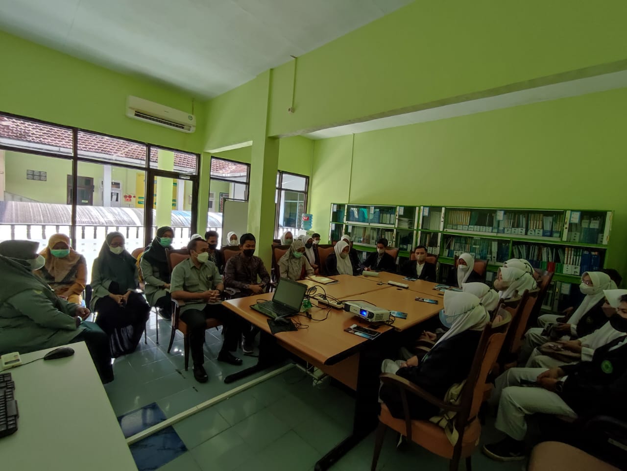 PENYERAHAN MAHASISWA PRAKTEK KERJA LAPANGAN PROGRAM STUDI FARMASI PROGRAM SAJANA TINGKAT 4